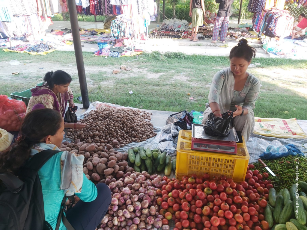 <그림 1 수확한 채소를 판매하는 여성농부>
